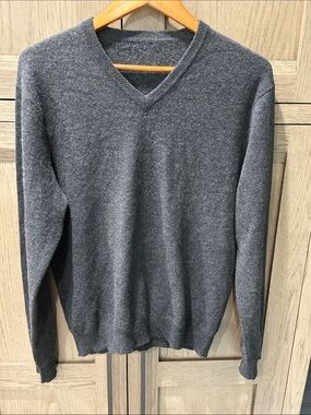 Men's Cashmere Gray V-Neck Sweater